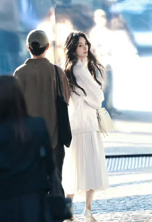 幂姐在米兰又出神图啦✨ 轻轻松松就美得让人精神一振。出国的她宛如闪耀星辰，在米兰