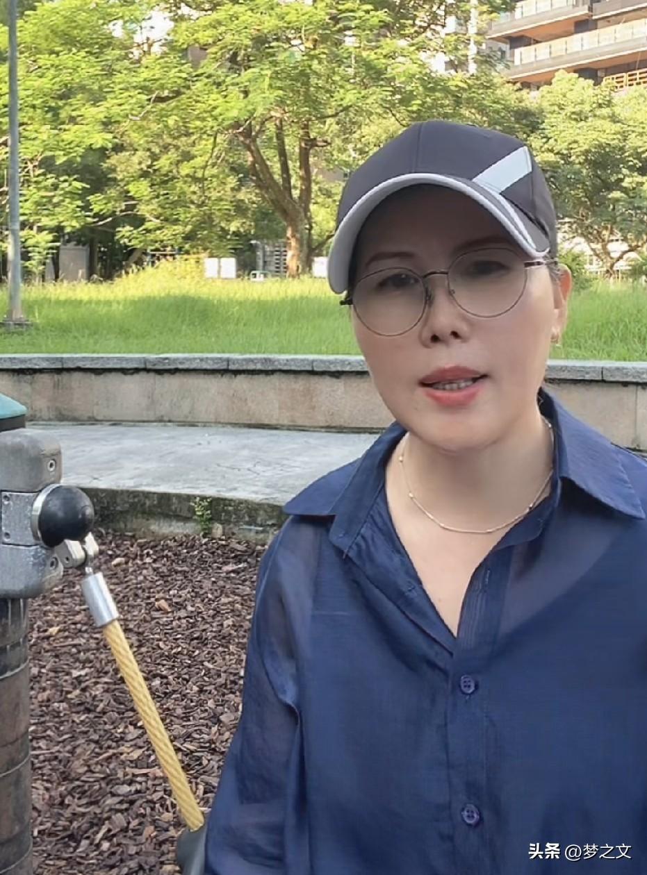 杨阿姨说以前确实没有现在干净利索，以前自己穿的衣服从来补烫熨，穿出去很邋，现在养