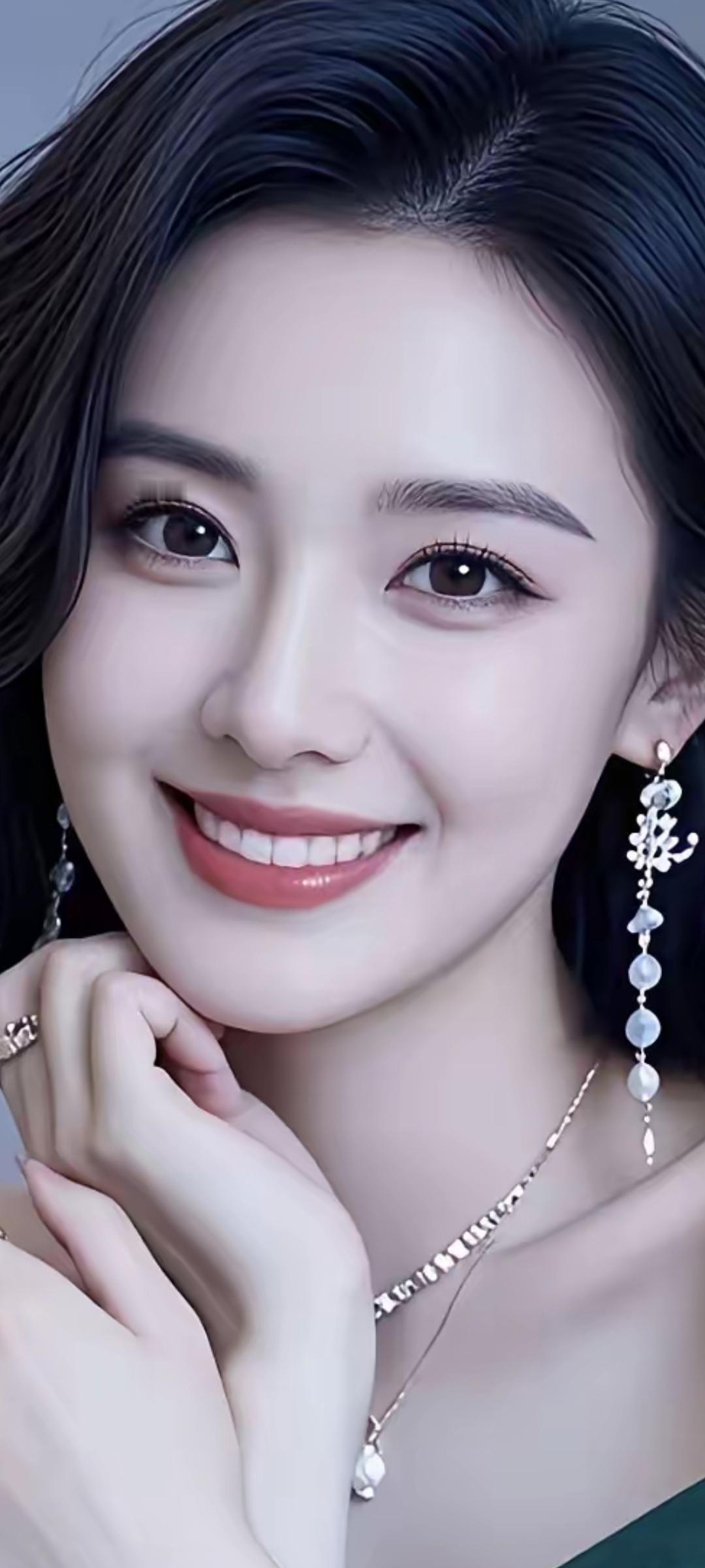 优雅微笑，珠宝闪耀，气质满分！💎😊