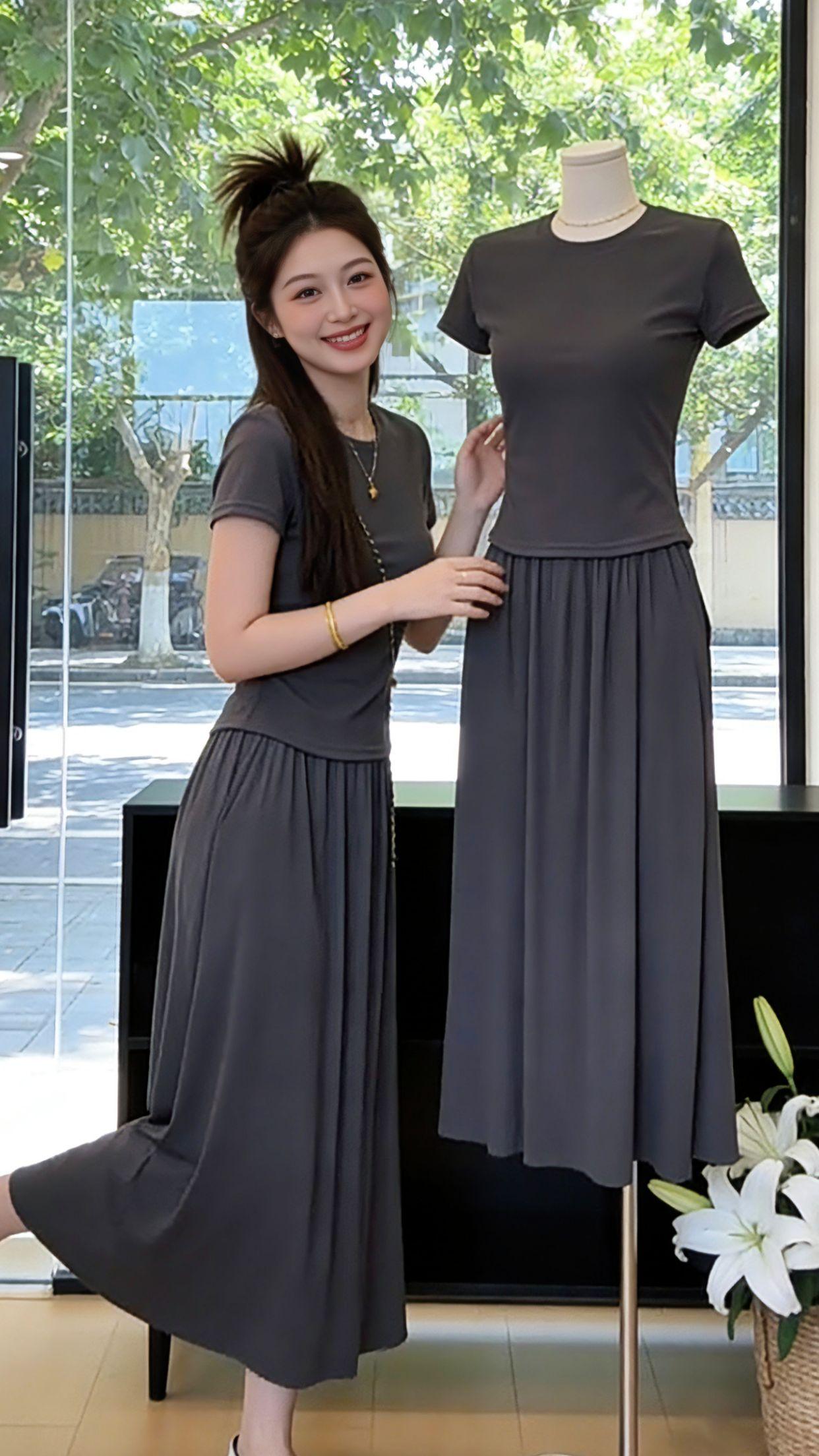 周末出门的松弛感，是这套灰调套装给的。修身短款T恤藏住拜拜肉，高腰大摆长裙遮胯显