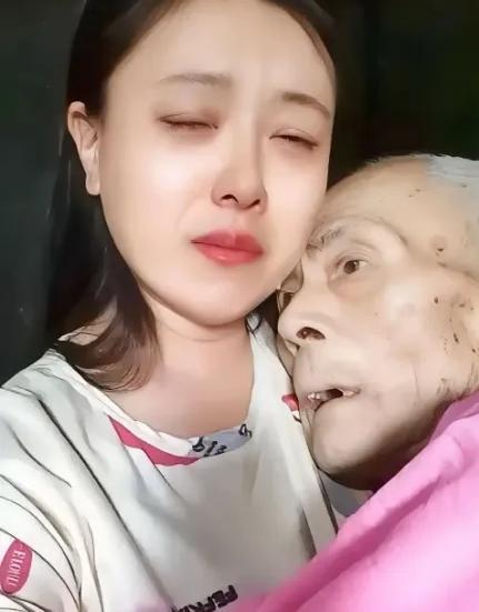 泪目！河南商丘，一老人在医院看病，自知可能要不行了，就跟女儿说想喝一碗面汤，女儿