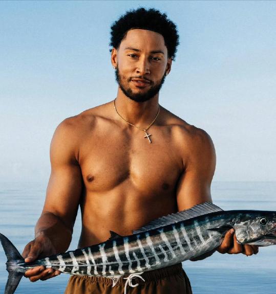 牛人！本西蒙斯过去一年的工作：
1、拒绝尼克斯的底薪合同
2、退出NBA，转战职