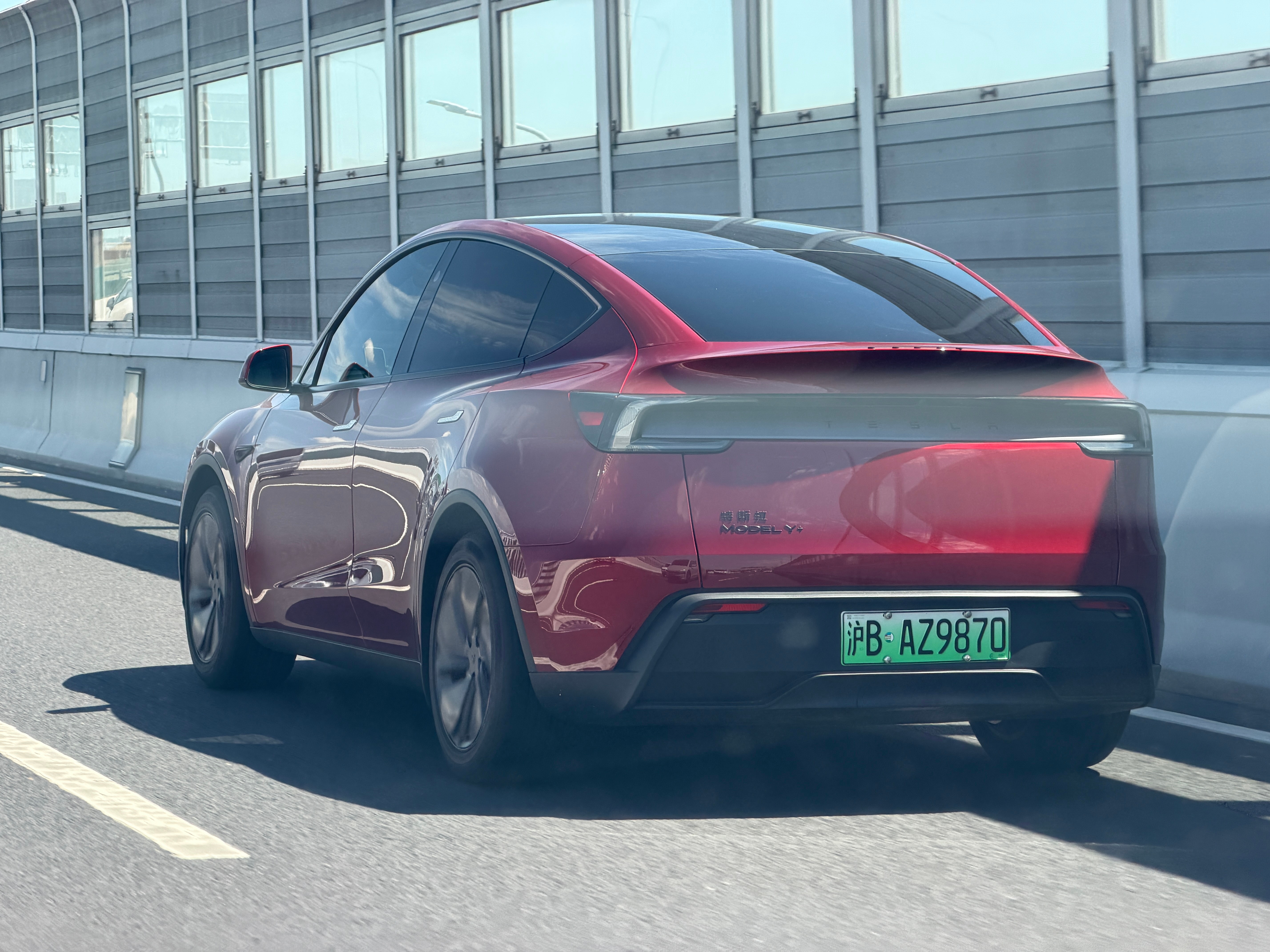 想挑战 Model Y 的销量，首先得挑战一下它的颜值。红色的 Model Y 