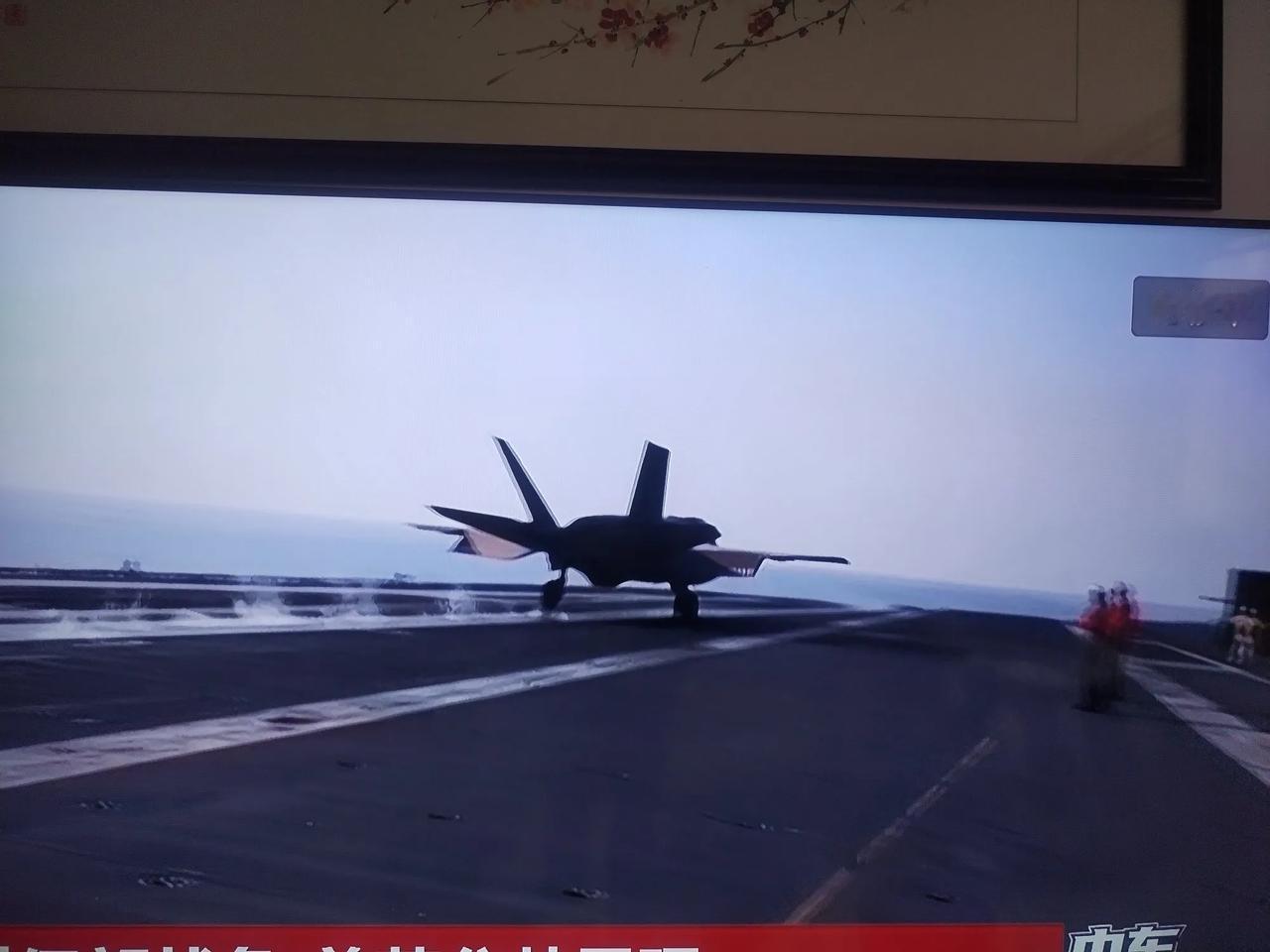 特朗普下令美军封锁伊朗所有港口，绞杀伊朗赖以生存的石油贸易。伊朗强硬回应，封锁霍