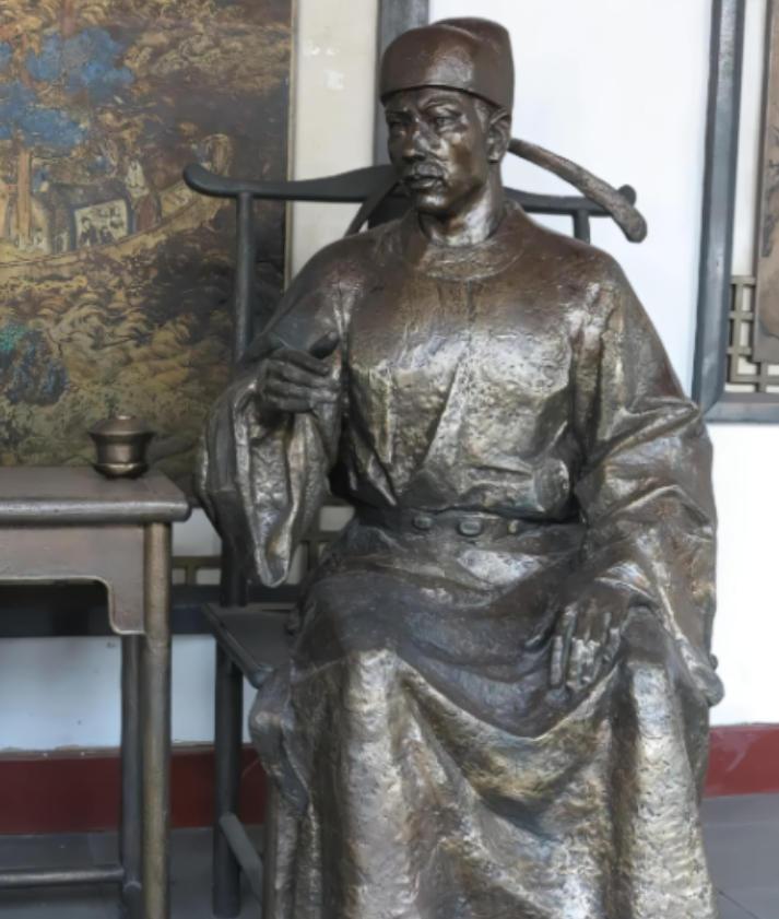 1042年，西夏铁骑突袭泾州。知州滕子京率数千民兵死守孤城，杀牛犒军，血战三日。