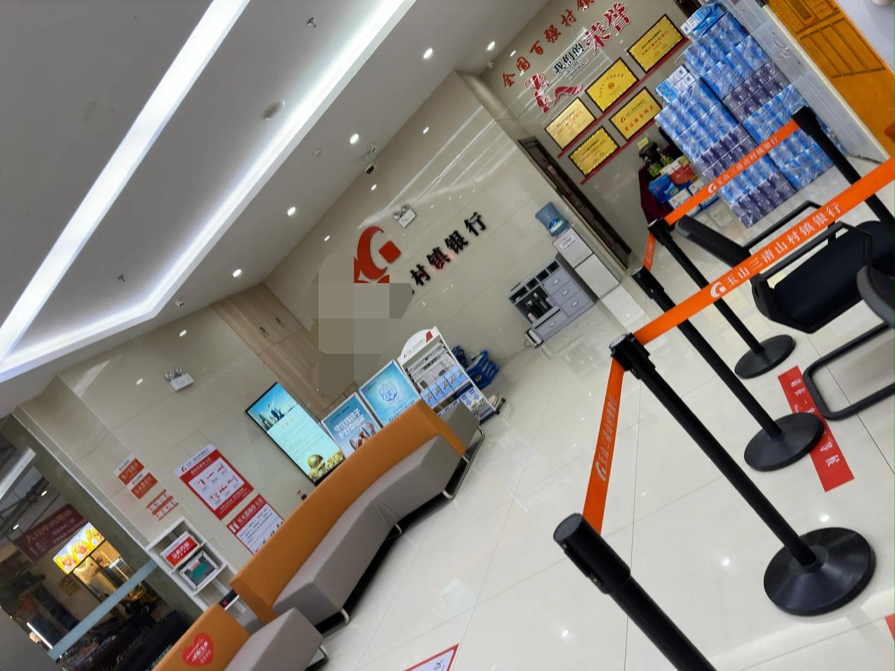 隔了几个月，今天又有机会去银行帮老爸跑腿了！老爸今天有一张96,000的一年定期