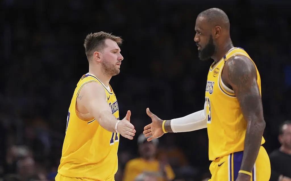 问：什么样的球员适配东契奇和詹姆斯？
答：
1.需要防守能力非常强，阅读比赛能力