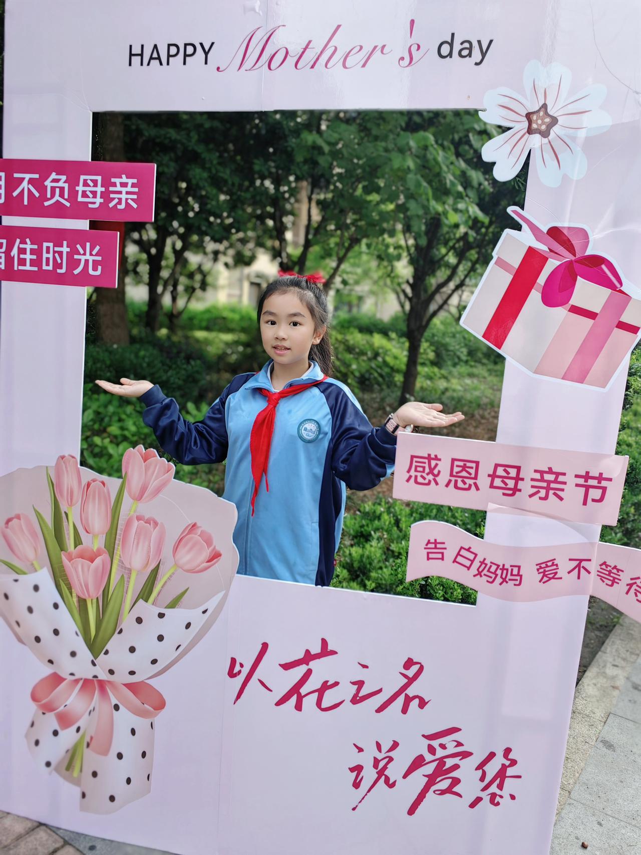 01

一大早，就被古灵精怪的大宝逗乐了。
 
她拿着一枚红色蝴蝶结头饰递给我，