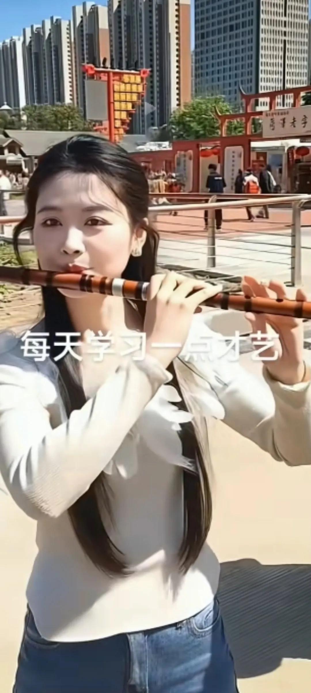 这才是音乐爱好的一家人。

李萌吹着笛子，朱小伟弹着钢琴。

这小两口，这文艺细