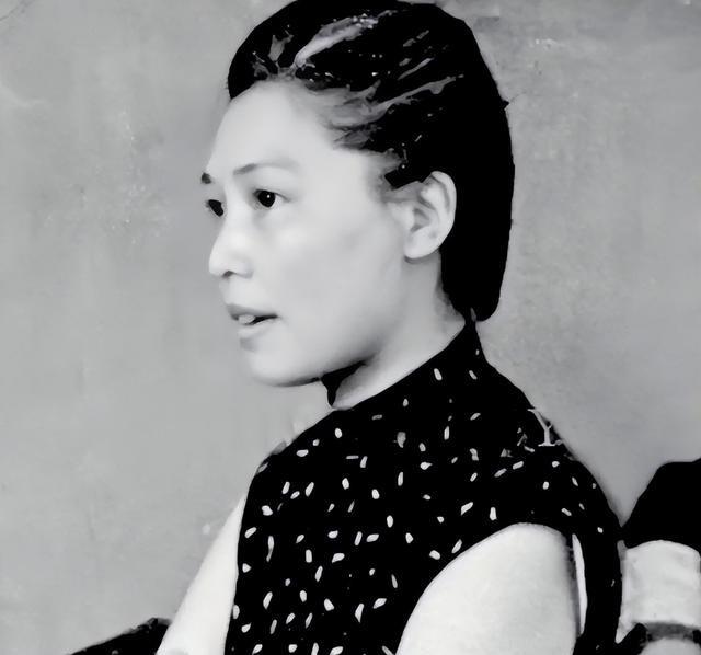 1933年11月的一天，李士群的妻子叶吉卿独自一人去见了大特务徐恩曾，她身穿旗袍