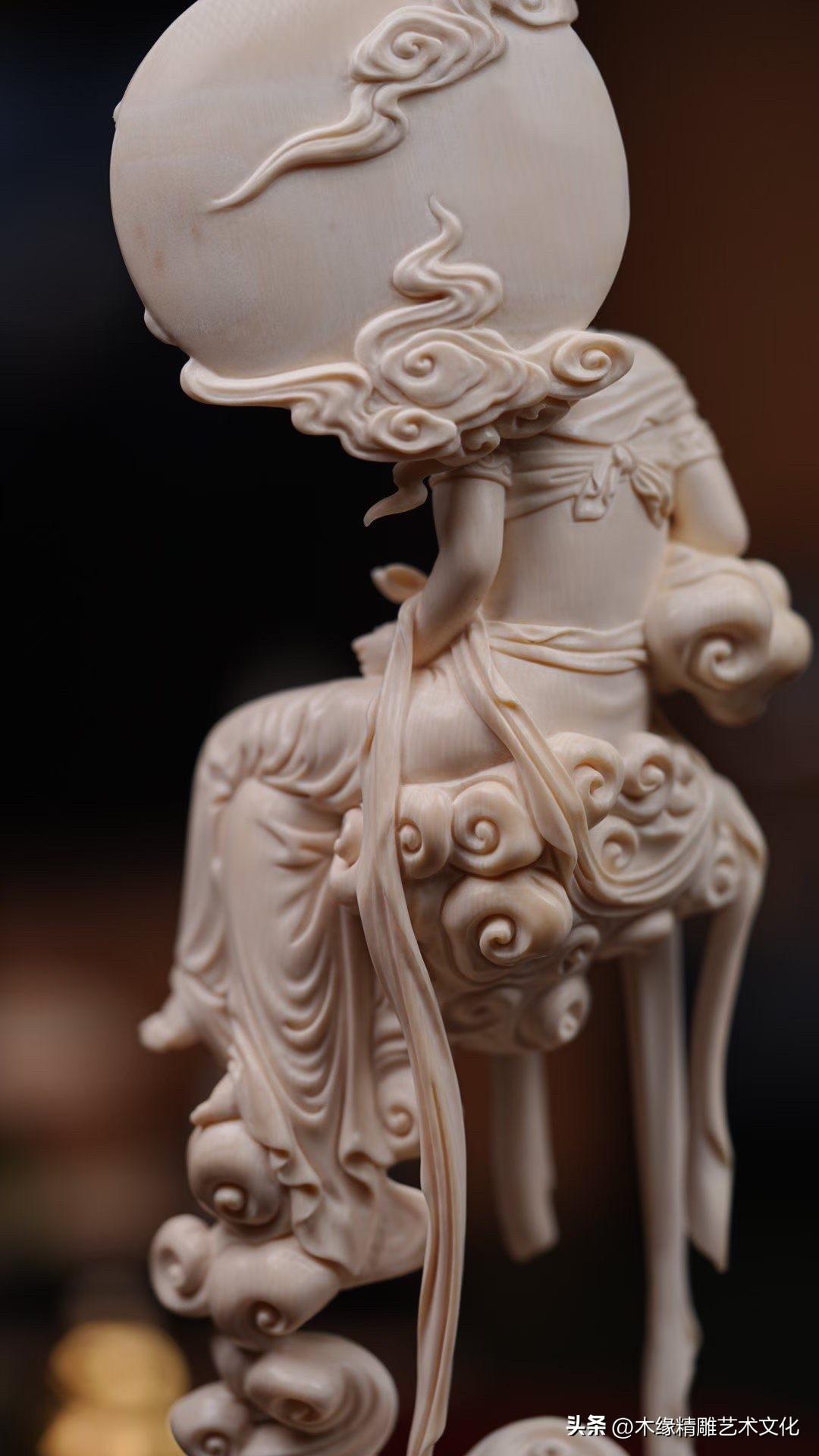 如果把月宫的传说化作一件雕刻，大概就是这般模样。

仙子斜倚云端，怀中玉兔温顺相