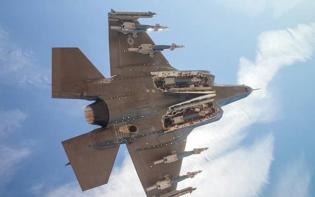 荷兰空军 F-35 战机在波兰上空击落俄军无人机，却用了价值 280 万美元的导