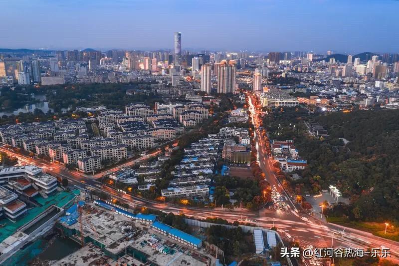 徐州楼市这个小阳春表现的还是不错的。
徐州楼市还是有底子的。
而且主要也是过去几