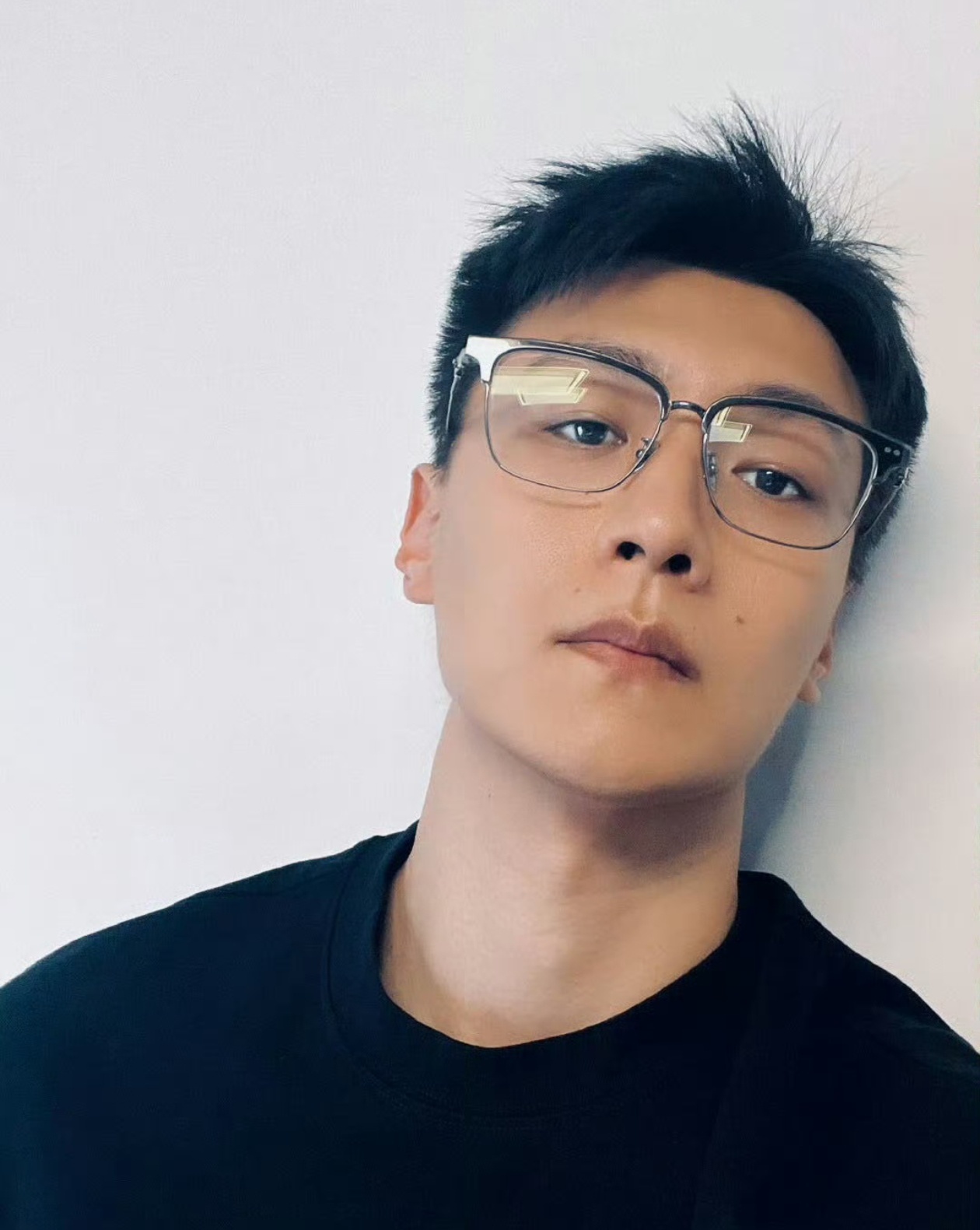 王青发微博看了半天，这人是谁？做什么的？有什么代表作吗？上热搜是干嘛呢？是要干什