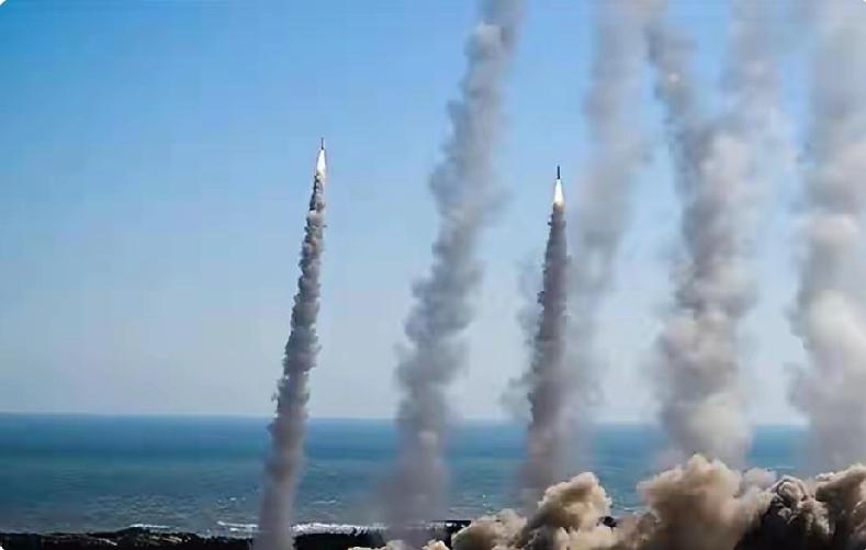 马赫是表示速度的单位。在标准大气条件（温度15℃，海平面）下，1马赫定义为声速，