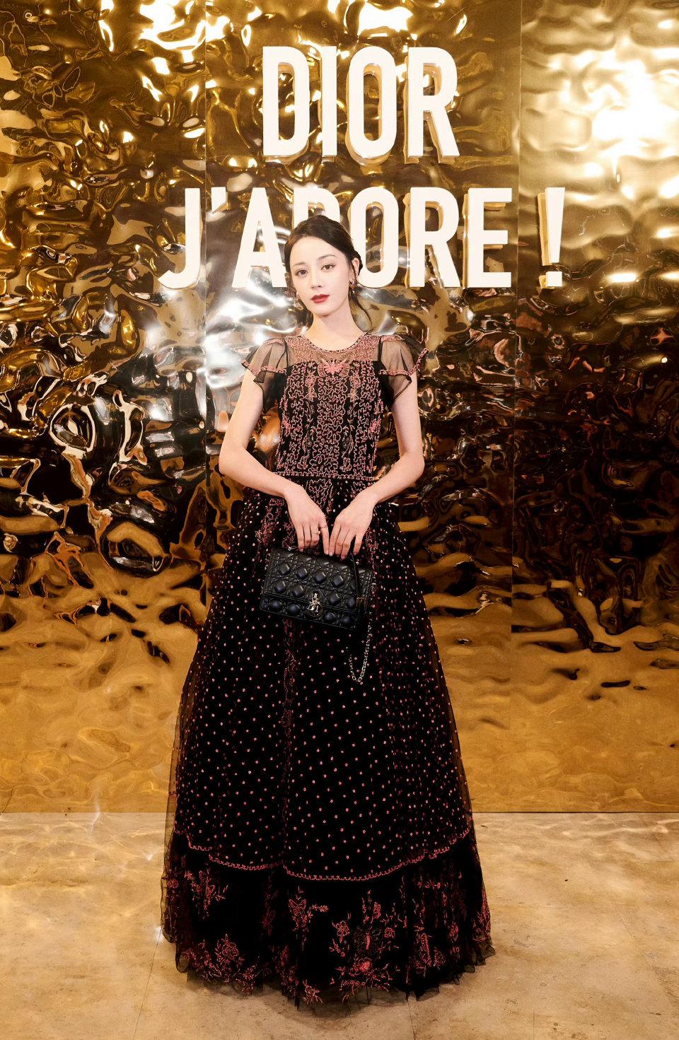 迪丽热巴滞留迪拜，真是细思极恐。
本来是要出发去看秀的，但是团队居然选择在迪拜转