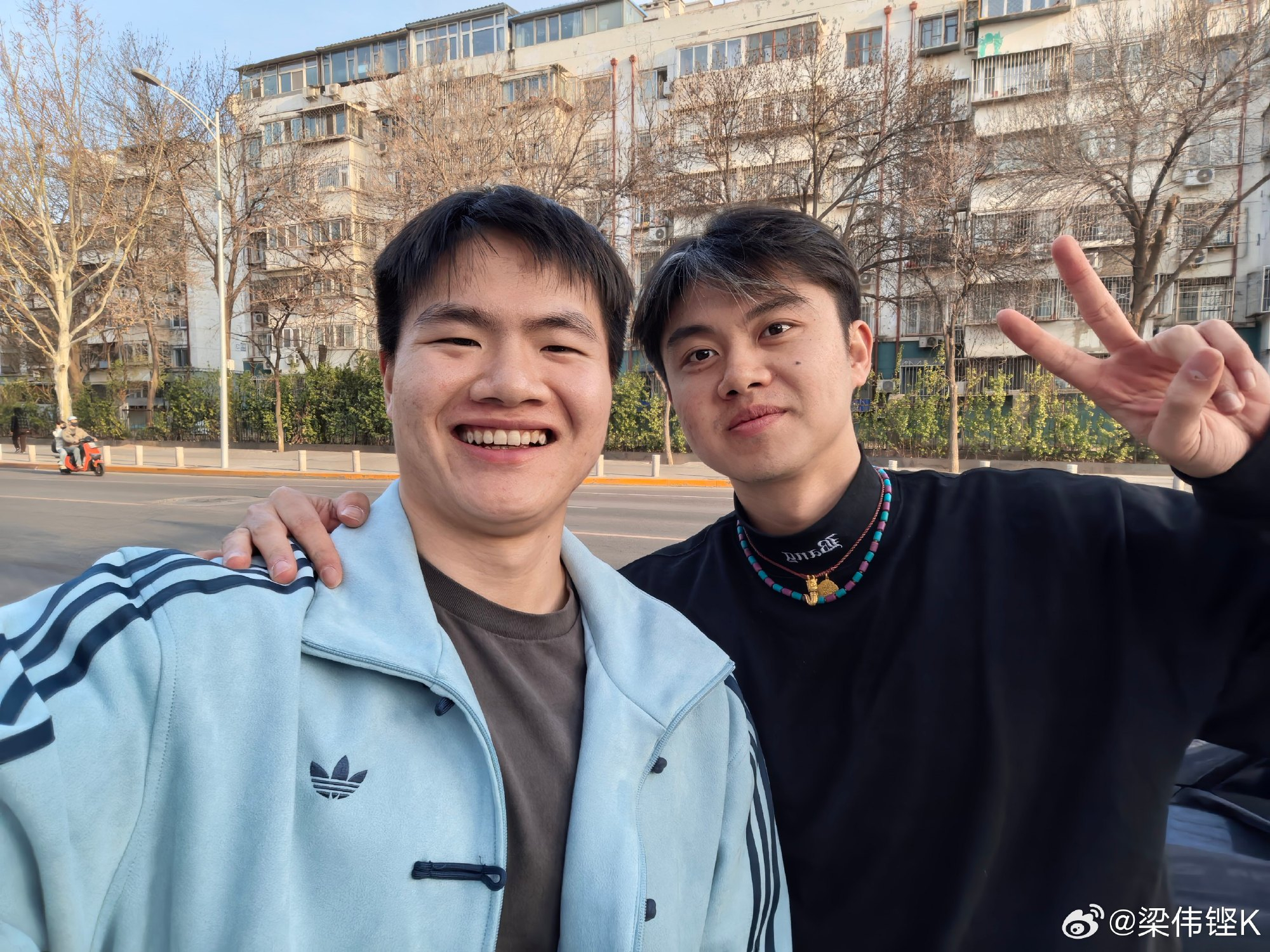 #梁伟铿与好友春日出游# 国羽选手刚刚晒出了初春与好友的周末出游照片，状态非常不