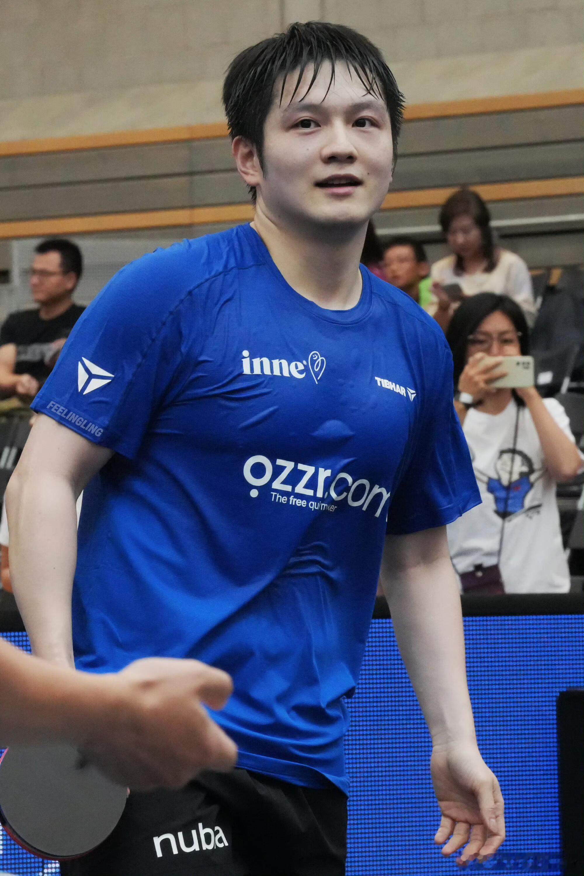 汗津津的小熊猫，目光炙热如炬。 