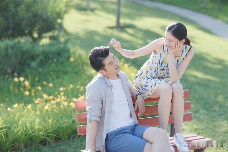 我认为该
时代不同了，男女双方都有做家务的义务，男人上班，女人同样上班，做家务不
