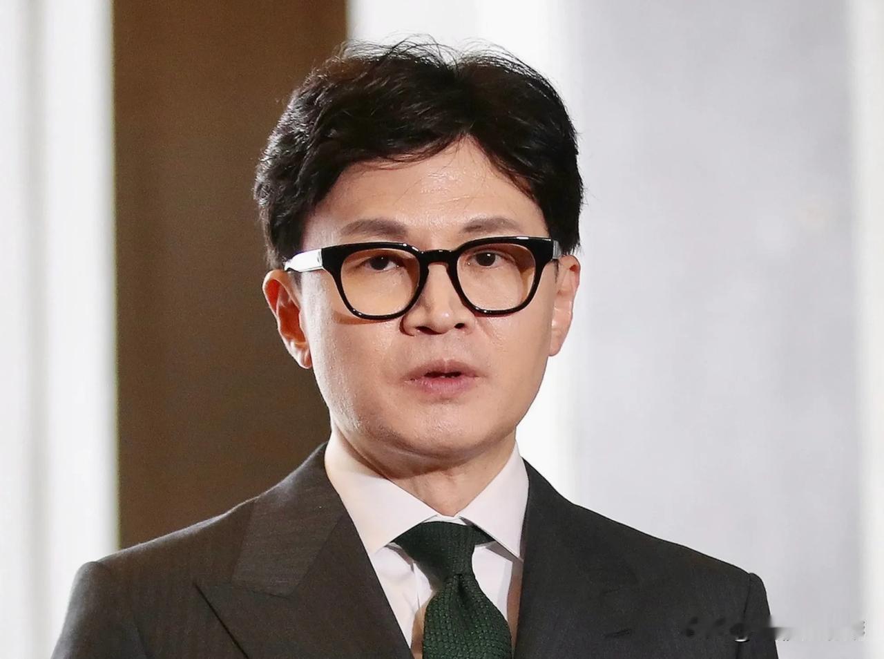 韩国执政党党首要求尹锡悦尽快辞职

韩东勋一改昨天力保尹锡悦的说法，要求尹锡悦尽