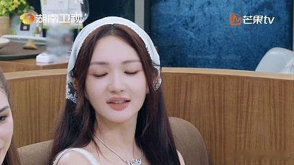 黄晓明夸靳梦佳非常非常好看到靳梦佳的蜕变真的很感慨，不再局限洗碗工作，多岗位来回