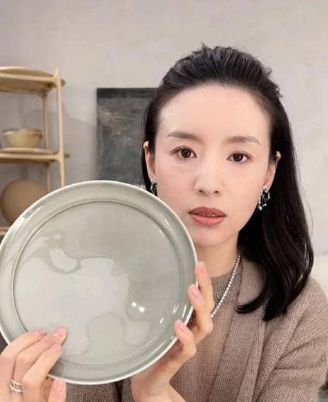 46岁的董洁状态依旧出众，被网友调侃像吃了防腐剂。路人原相机生图里，她皮肤紧致细
