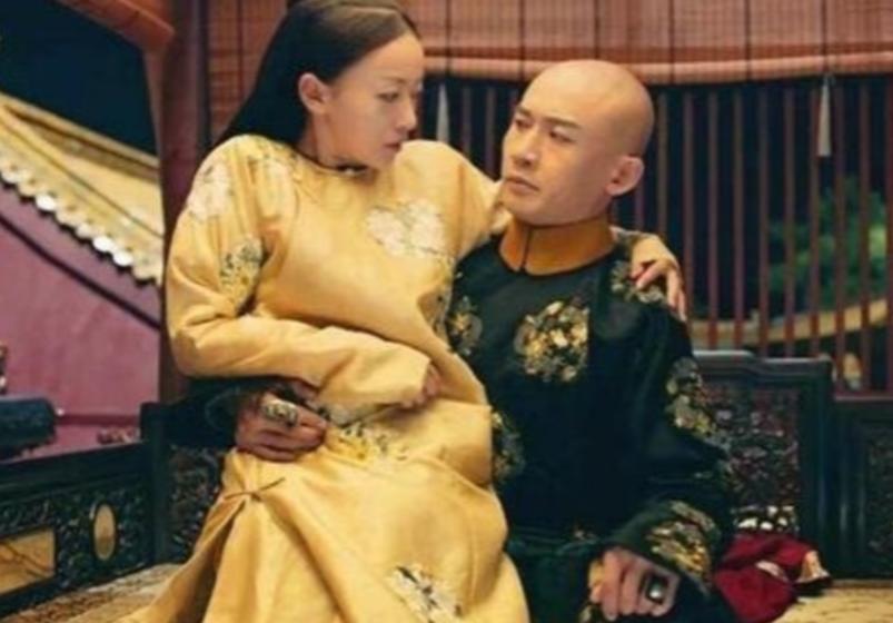 1756年，令妃生下第一个孩子还未出月子，乾隆就迫不及待宠幸她，此后10年她怀孕