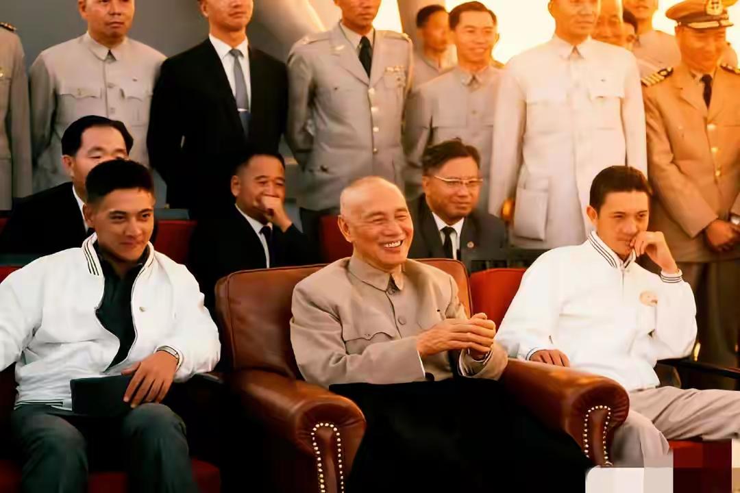 蒋介石身旁两个孙子好帅，爷孙三人脸型有点像。