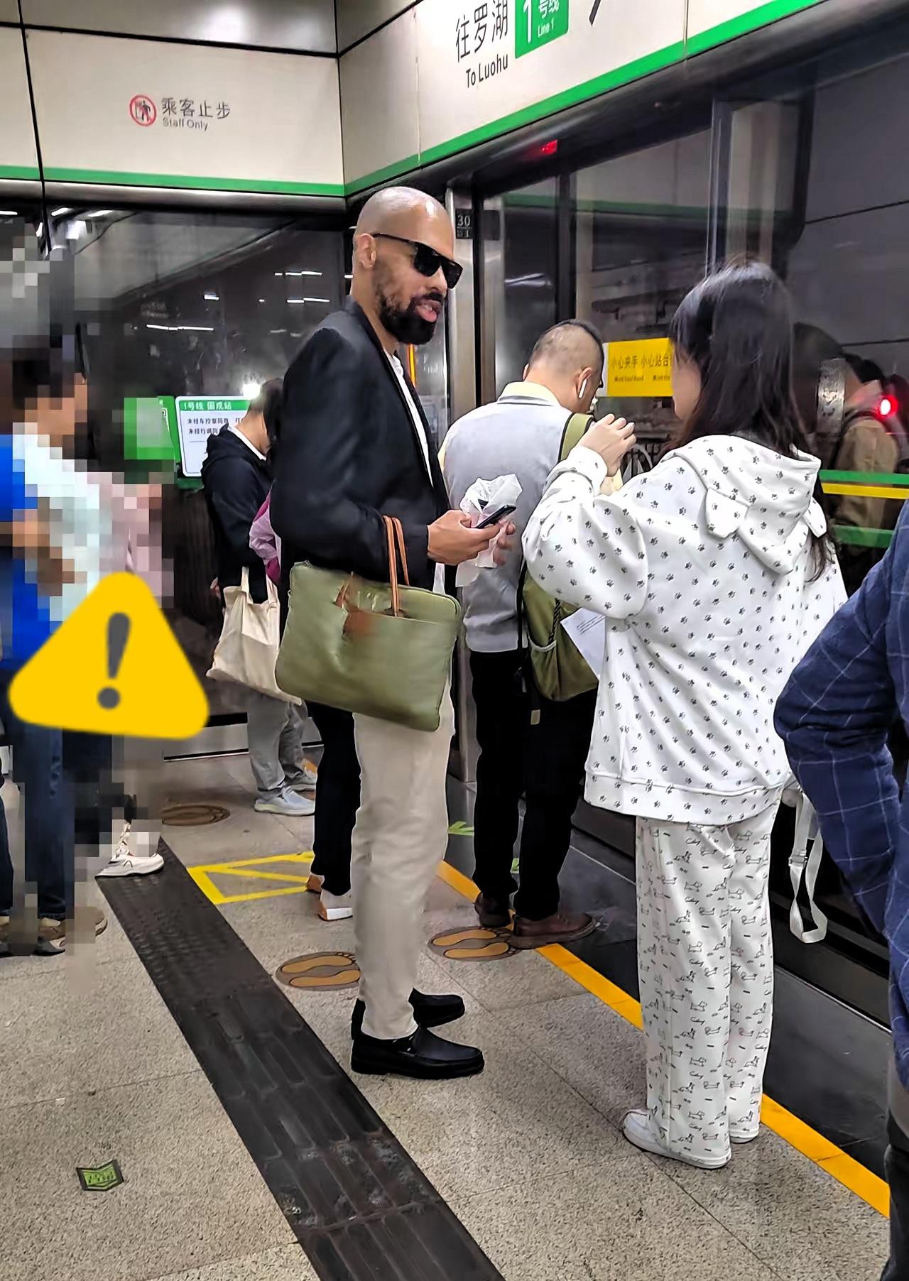 在深圳一号线固戍地铁站，总能碰到那个黑人小哥，每次都在主动搭讪长得好看的小姐姐，