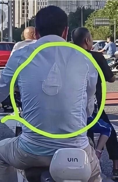 这大哥背上背的是什么？[呲牙][呲牙][呲牙][呲牙]

知道的说一声[大笑][