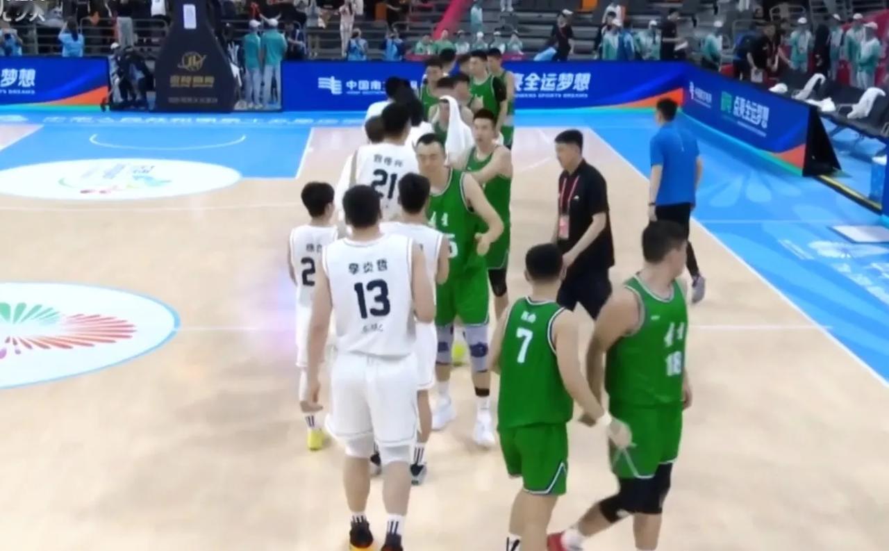 打辽宁前，杜锋看到球员们热火朝天的训练着，心中颇慰，比起四川的雇佣军，他们只是金