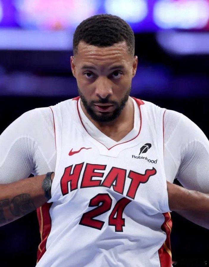 伤情更新：鲍威尔在今晚对阵76人的比赛中右腹股沟拉伤离场，不会回归💔热火vs7