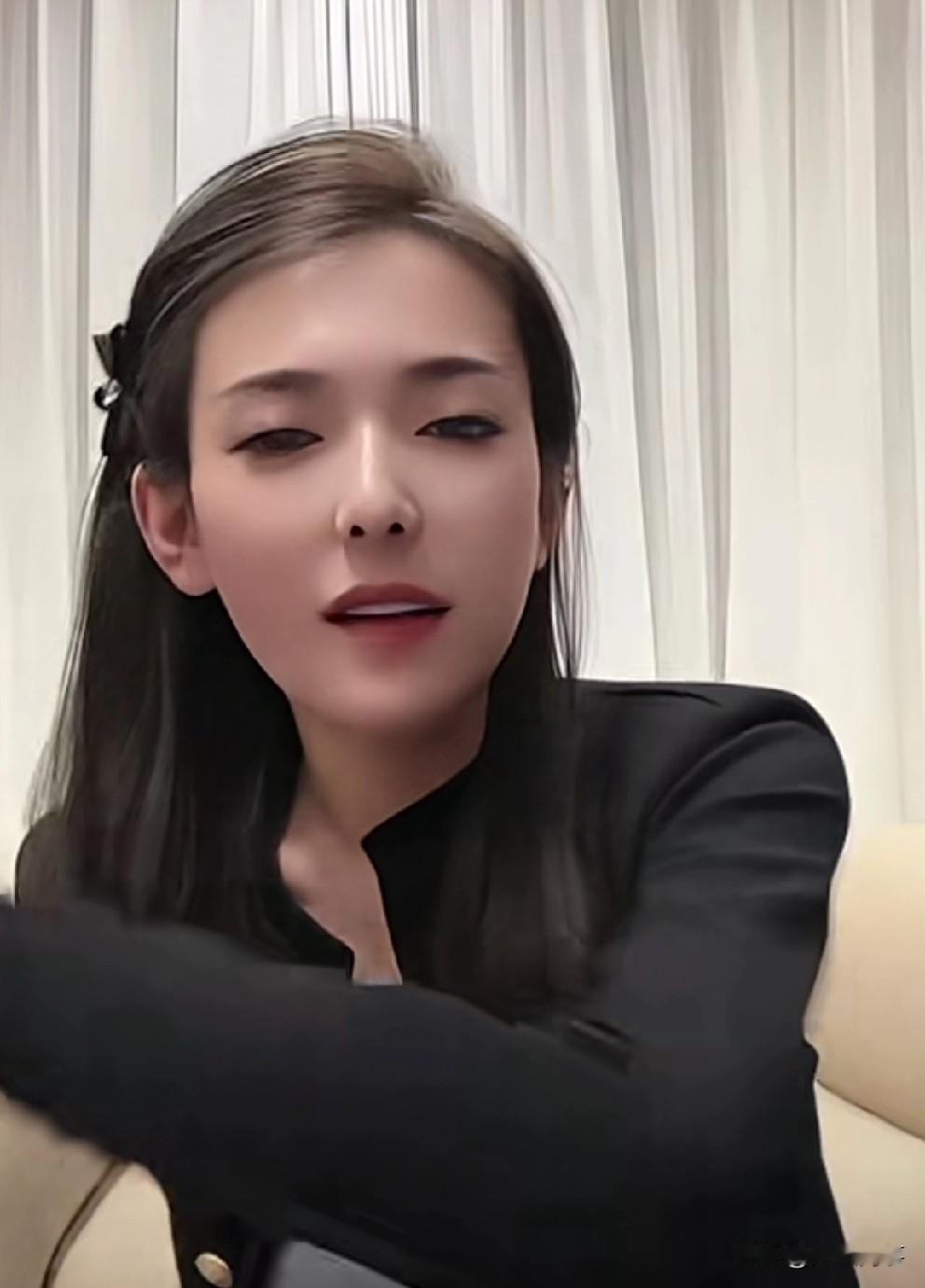 白雨被Ju报接警方来电提醒。

         同时段白雨也直播，呵斥老狗欺负