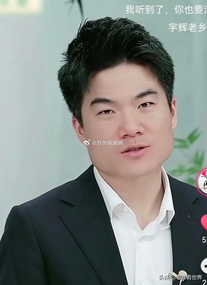 昨天董宇辉突降直播间，在线人数高峰达到了20多万，全屏都在祝他生日快乐，他直播了