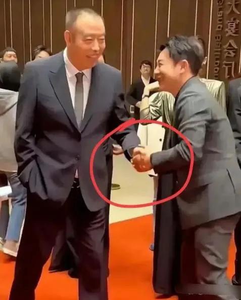 张颂文在这两位导演面前姿态完全不一样
现在知道哪个导演地位高了吧[灵光一闪][灵