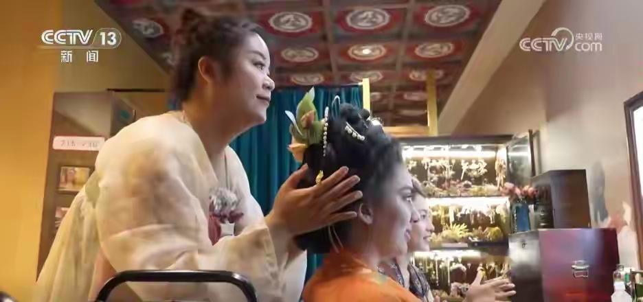 深秋时节，不少人外出旅游，欣赏秋景，各地文旅消费迎来一波新热潮。不少地方通过打造