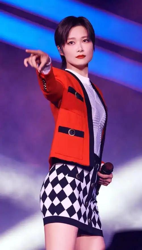 李宇春为何单身38年? 李宇春单身这么久，原因可能挺多的。首先，她事业上太拼了，