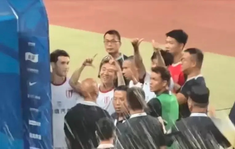 今天下午，韦世豪连发六条动态吐槽，后续已删除成都客场0-0河南赛后，韦世豪在球员