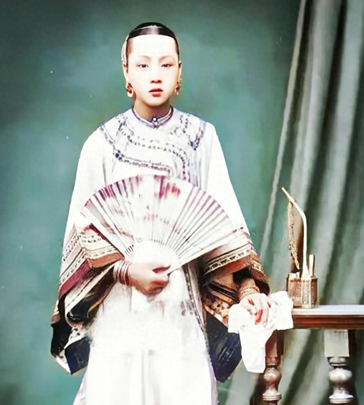 这是李鸿章小妾冬梅的真实样貌，都看看吧，这可不是演员扮演的。

照片拍摄于186