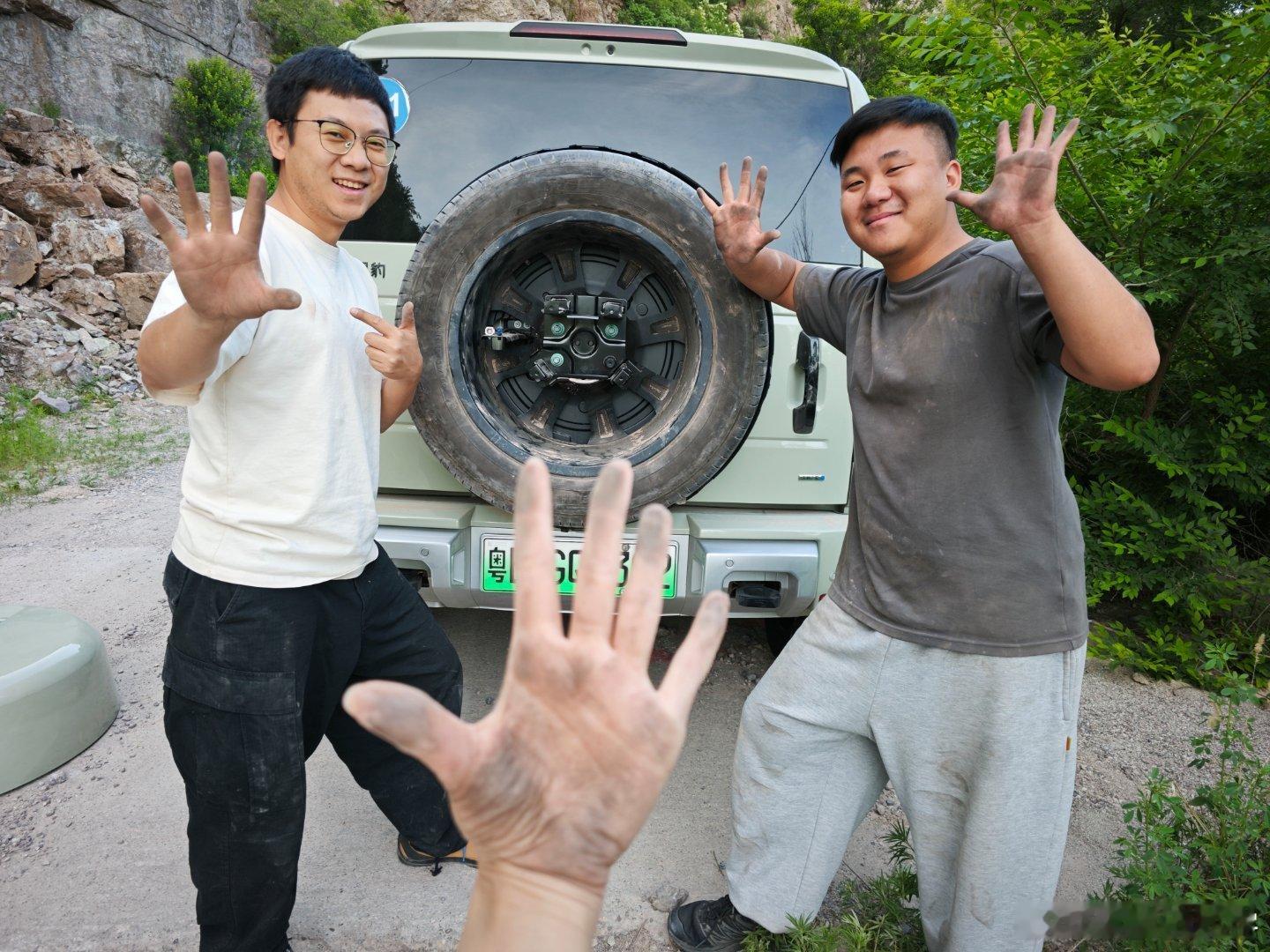 我真服了，每逢越野必爆胎，主要还没到越野的程度，就是砂石路[允悲]还好豹5里有备