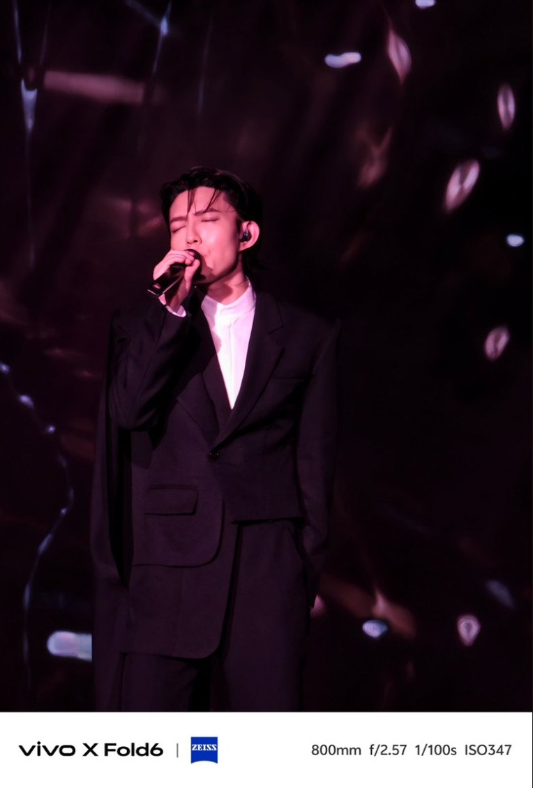 演唱会惊现一种很新的拍法如今看演唱会带一台vivo X Fold6就够了，它自带