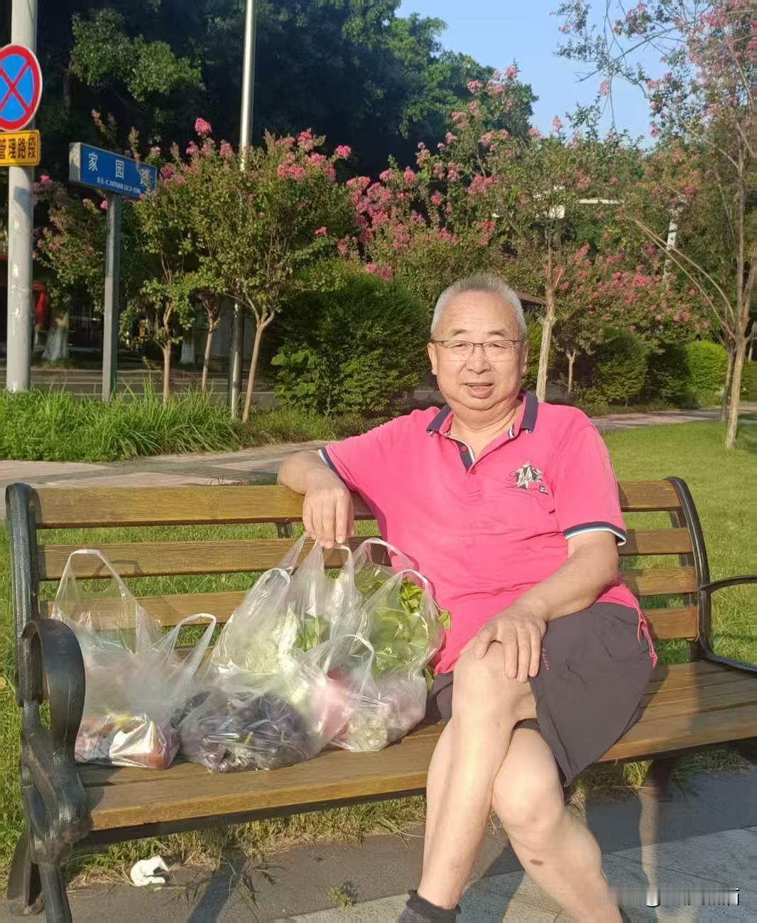 散步买菜，退休快乐。
晨练走步，是我多年选择的锻炼方式。如同喝早茶，也是乡镇县城