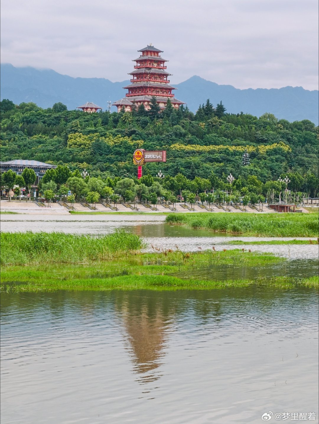 快走了8公里，吹吹清晨的微风拍拍照。 