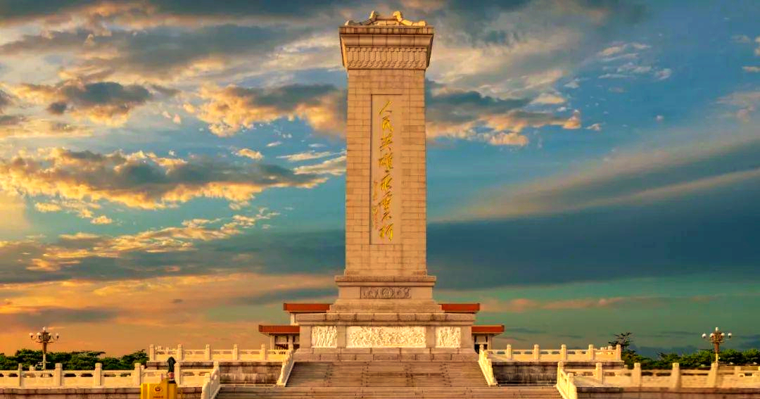 【人民英雄纪念碑碑文】由毛泽东起草、周恩来题写。一、正面碑文：“人民英雄永垂不朽