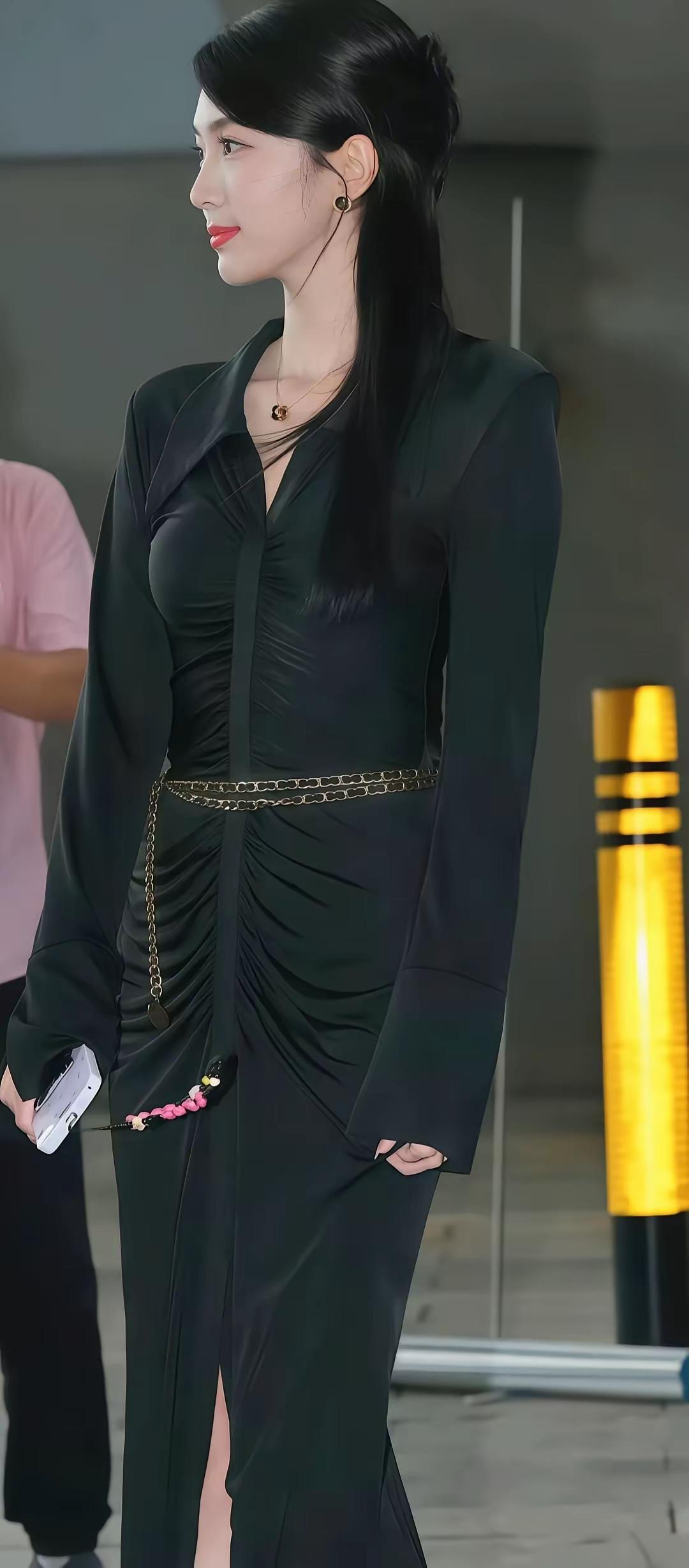 一袭黑衣，优雅伊人