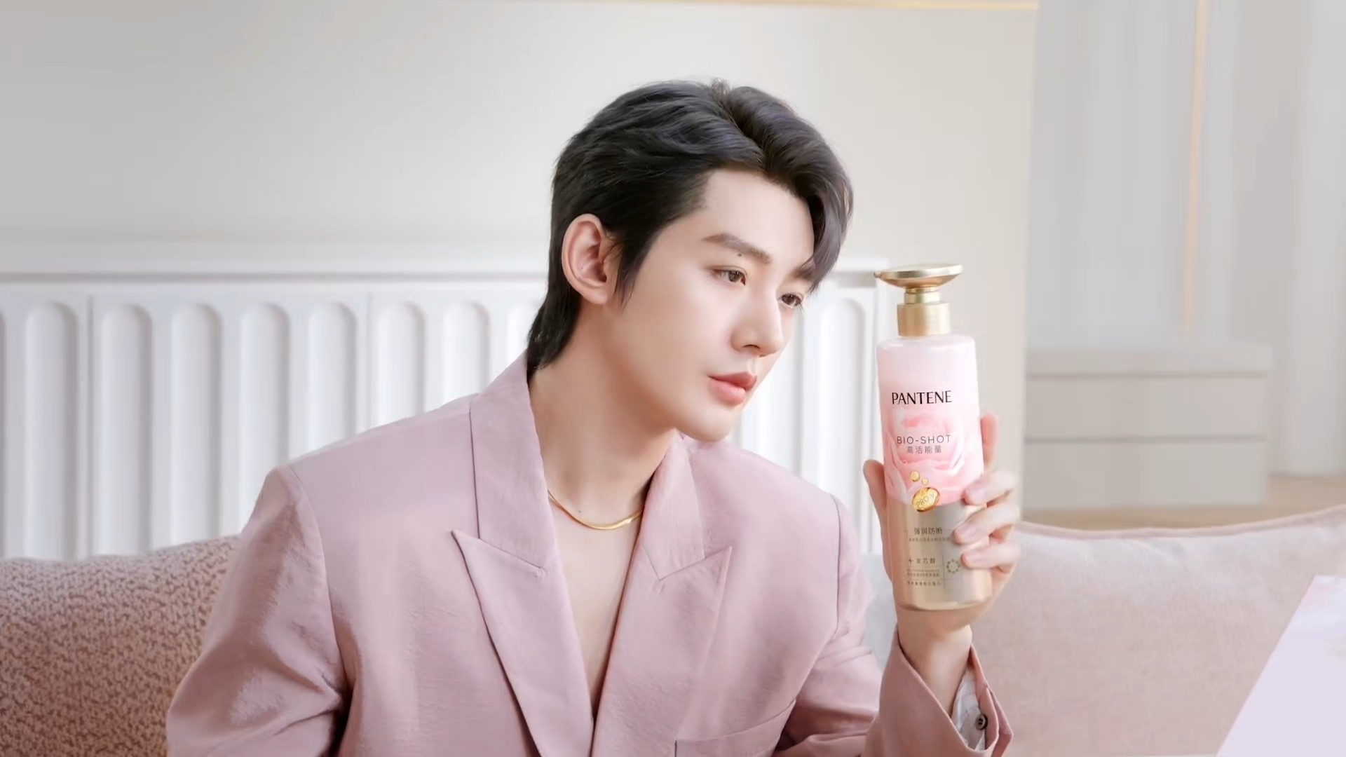 潘婷好爱代言人邓为，开屏美貌暴击，超帅！最新物料高贵又漂亮的小王子，香香的品牌还