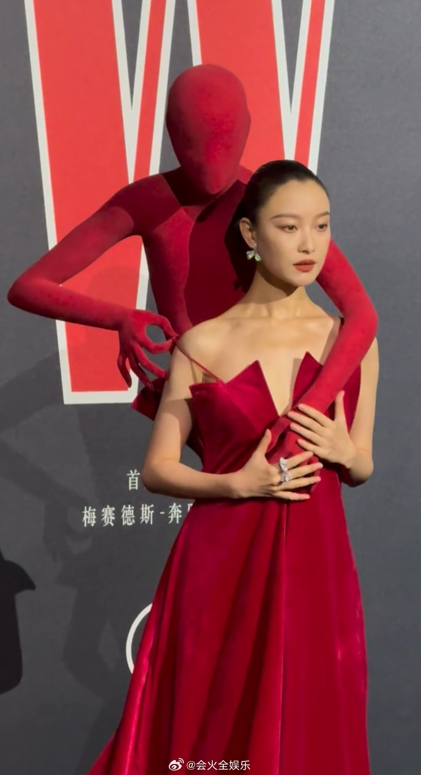倪妮红毯背了个人 倪妮红毯背了个人 ​​​