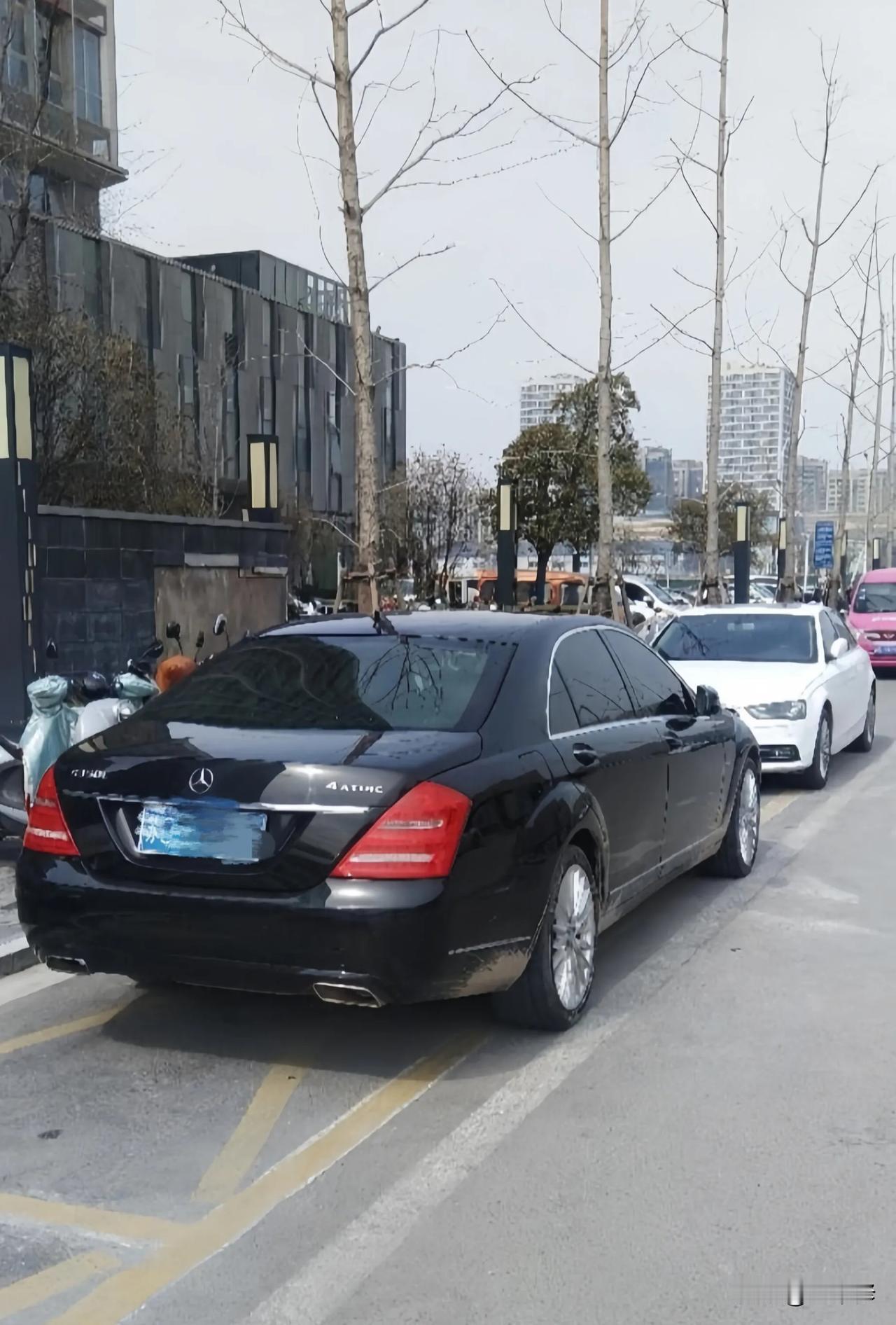 工业区内，放眼望去到处都停着豪车，有人说“很多生意人即使没赚到钱，也要打肿脸充胖