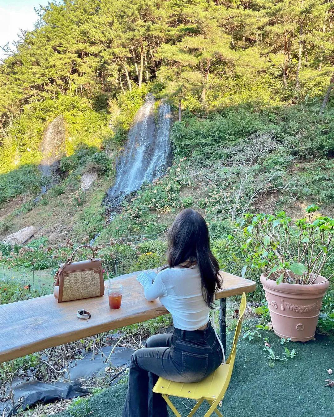 冶容多姿鬓
#欣赏佳人佳作# #暧媚飞舞# #美景如画俏佳人# #如画佳人# #