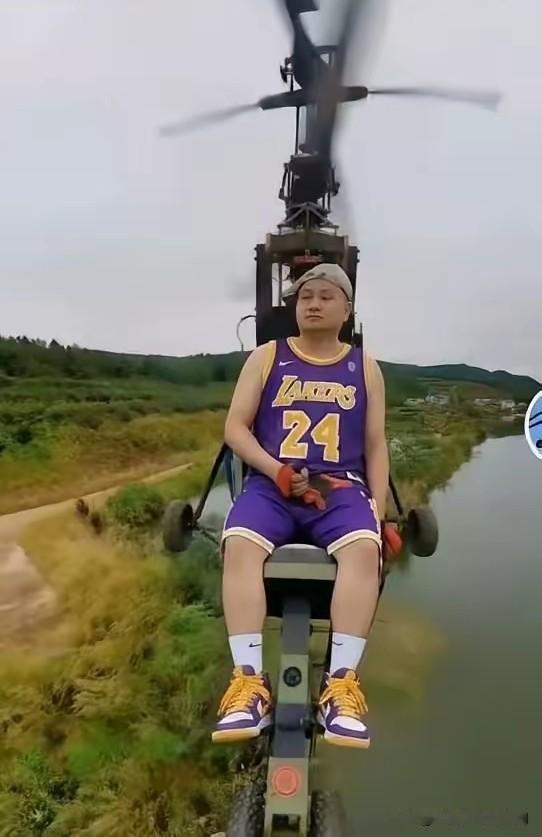 唐飞机失算了，本来想直播飞行惊艳全网，结果意外坠机让人心碎。

2025年7月9